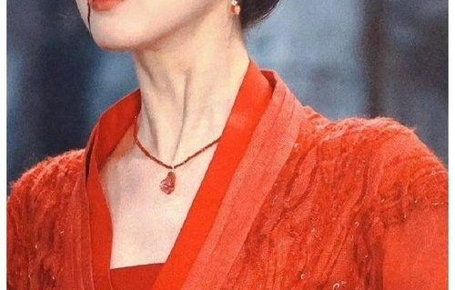 娱乐吃瓜女星剧组,揭秘吃瓜女星与神秘剧组背后的故事